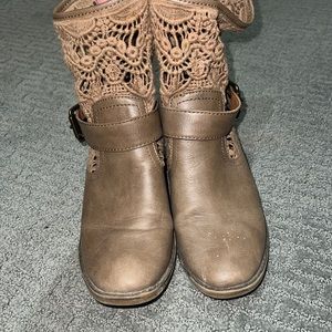 Brown boots with lace
